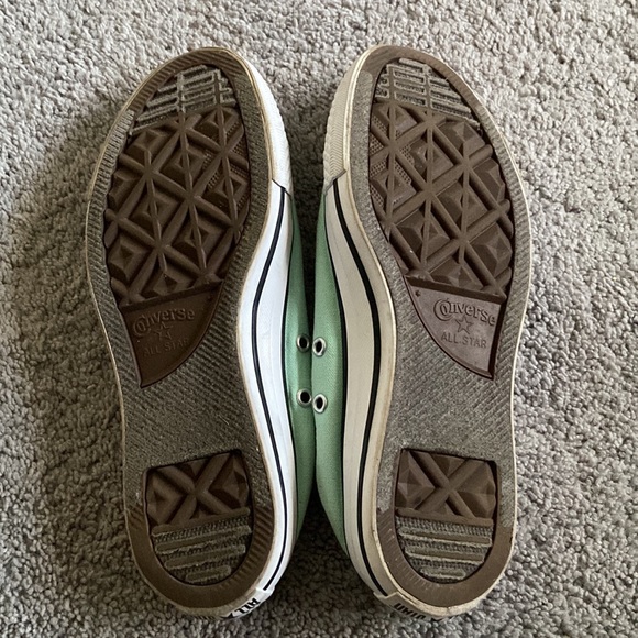 Womens  Converse shoes. - Picture 2 of 13